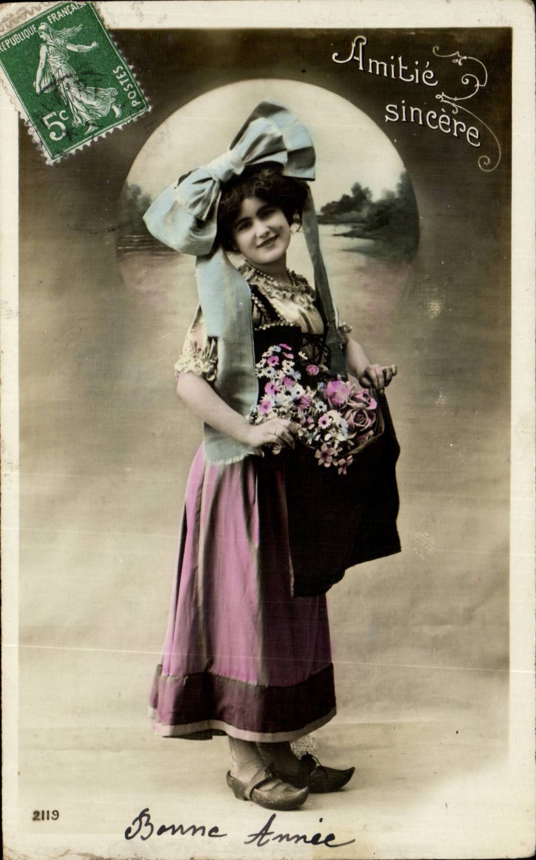 Jeune femme en robe colorée et chapeau à grand nœud — 'Amitié sincère' — éditeur inconnu, n° 2119