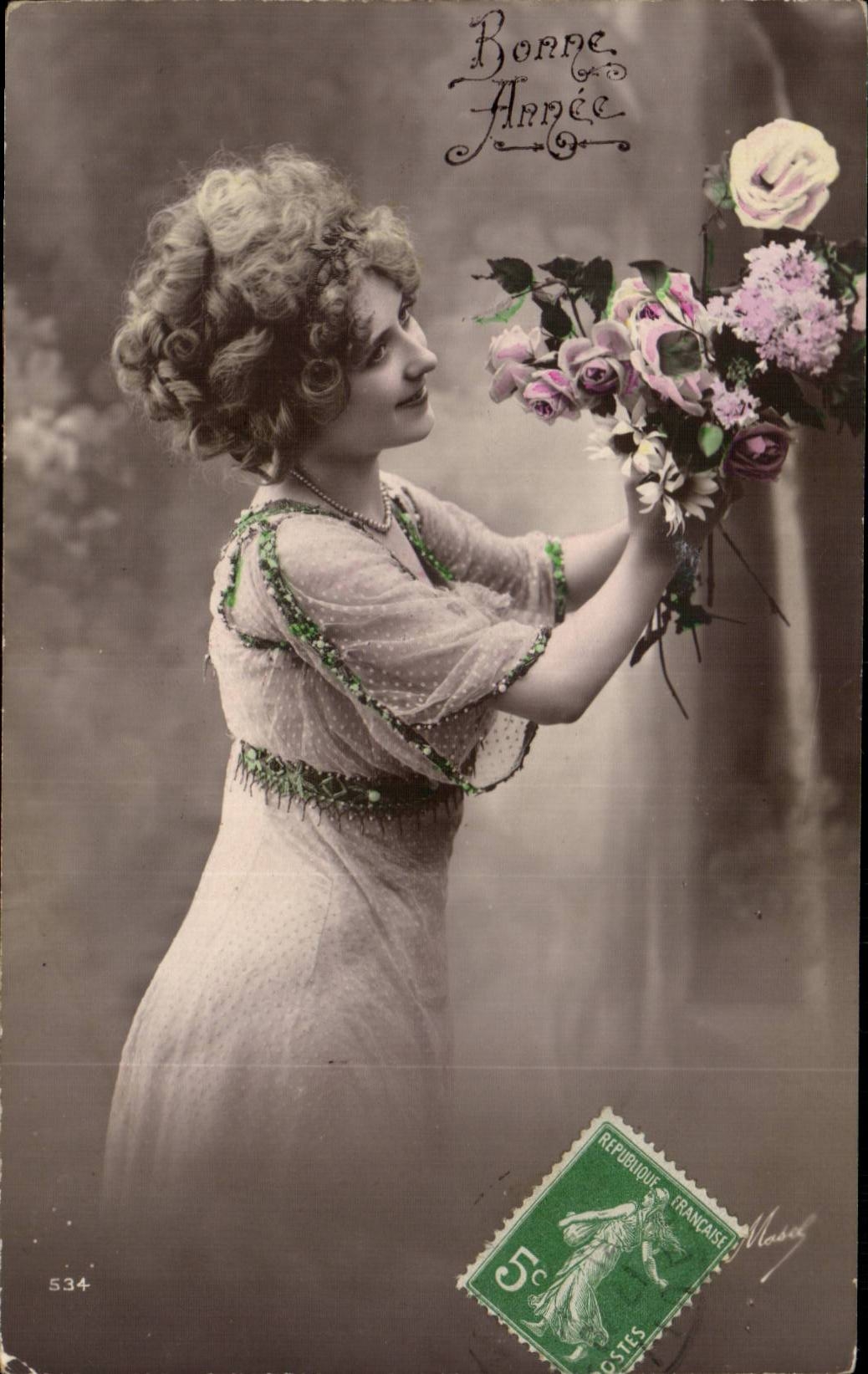 Jeune femme tenant un bouquet — Bonne Année — éditeur Mascot, n° 534