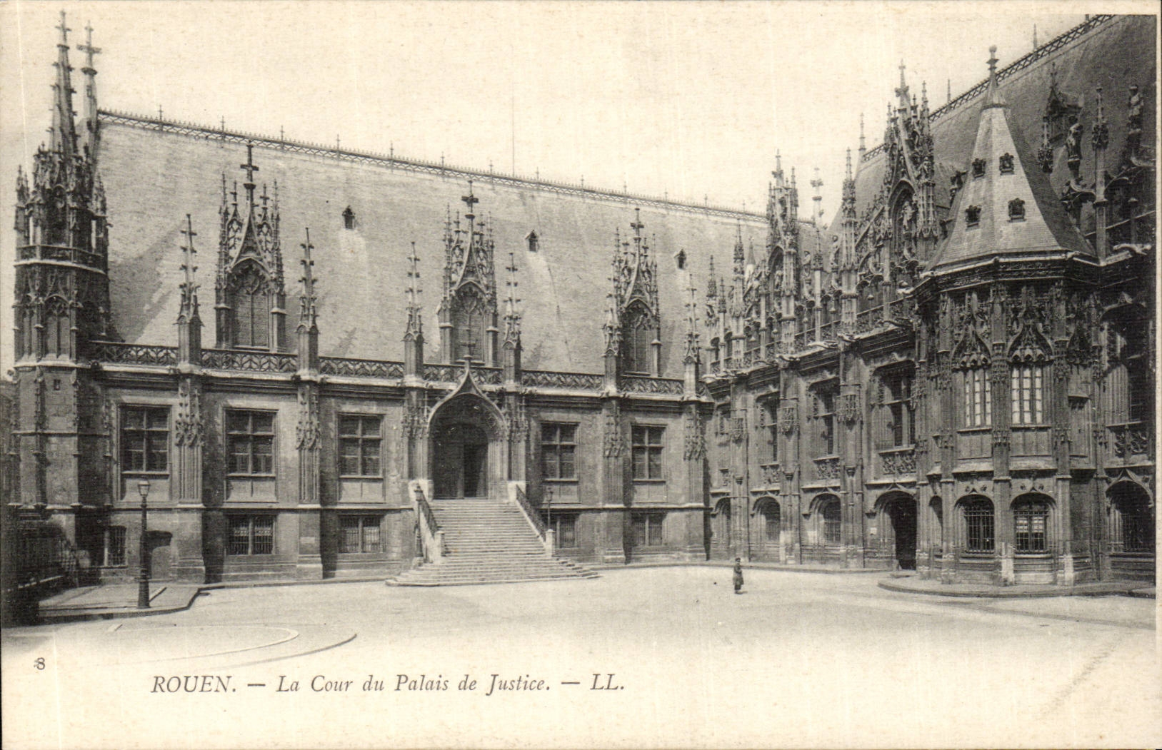 Rouen CPA La cours du palais de justice