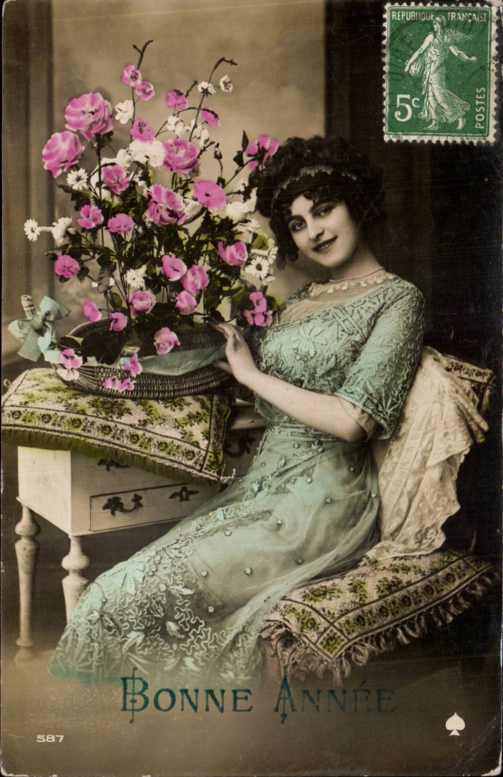 Femme en robe verte — avec bouquet de roses — éditeur anonyme, n° 587