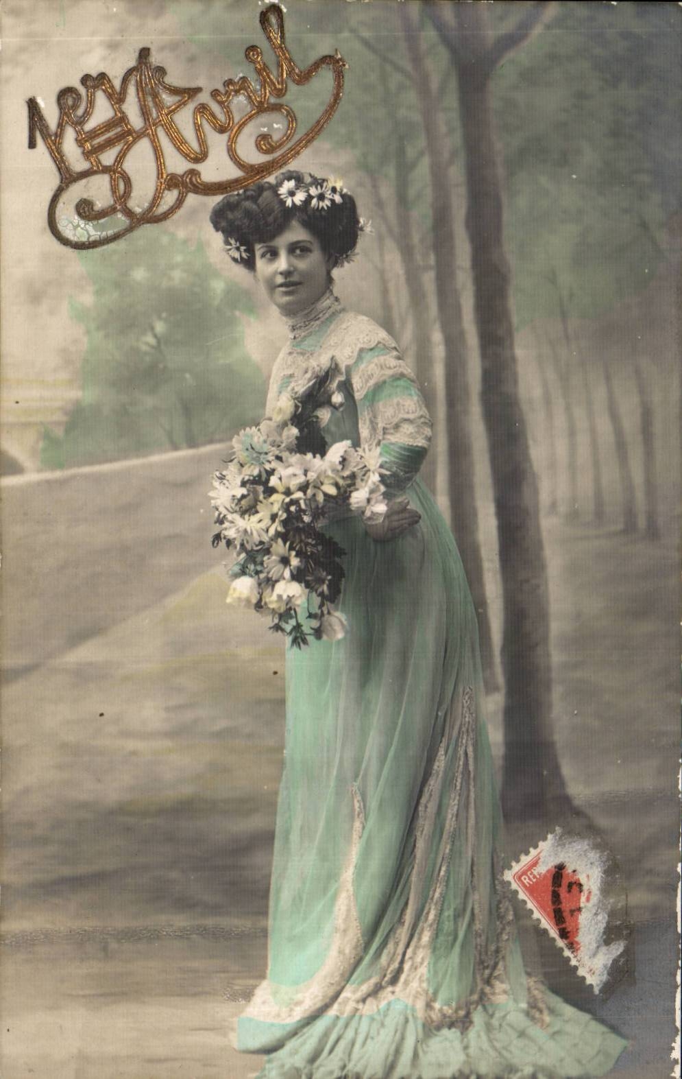 Femme en robe verte — décor floral — Marque au "Coq" 024