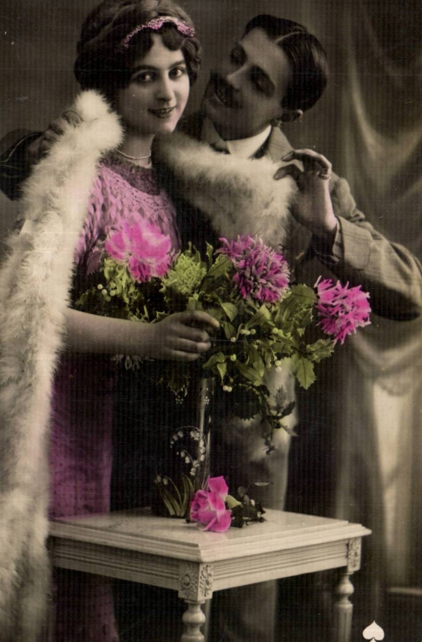 Couple en tenue élégante — fleurs roses — éditeur inconnu, n° de série non visible