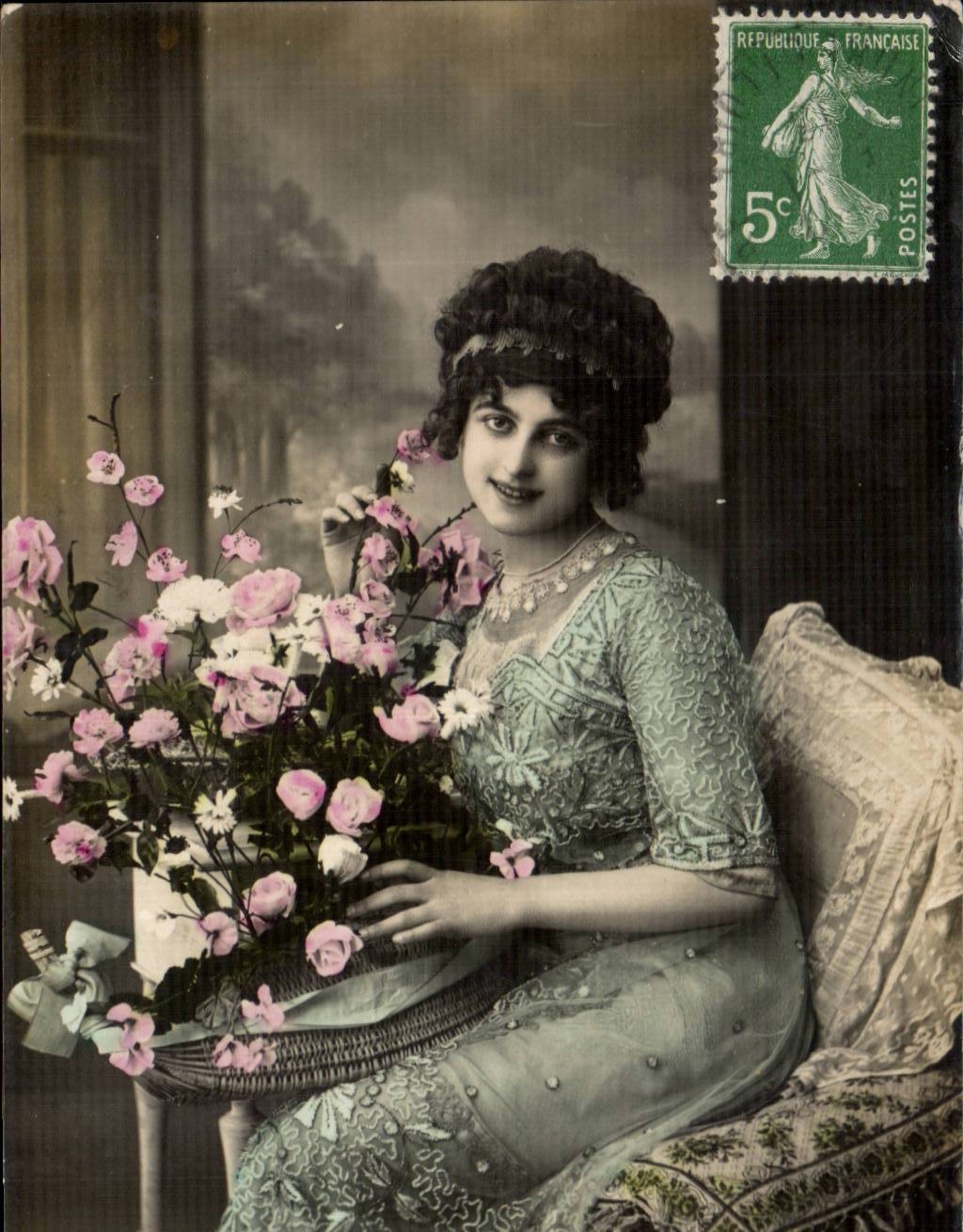 Jeune femme avec bouquet de roses — carte postale — éditeur non visible