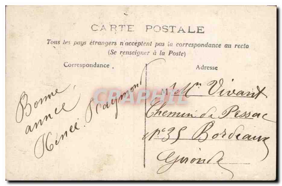 Jeune femme avec bouquet de roses — carte postale — éditeur non visible — Reverso