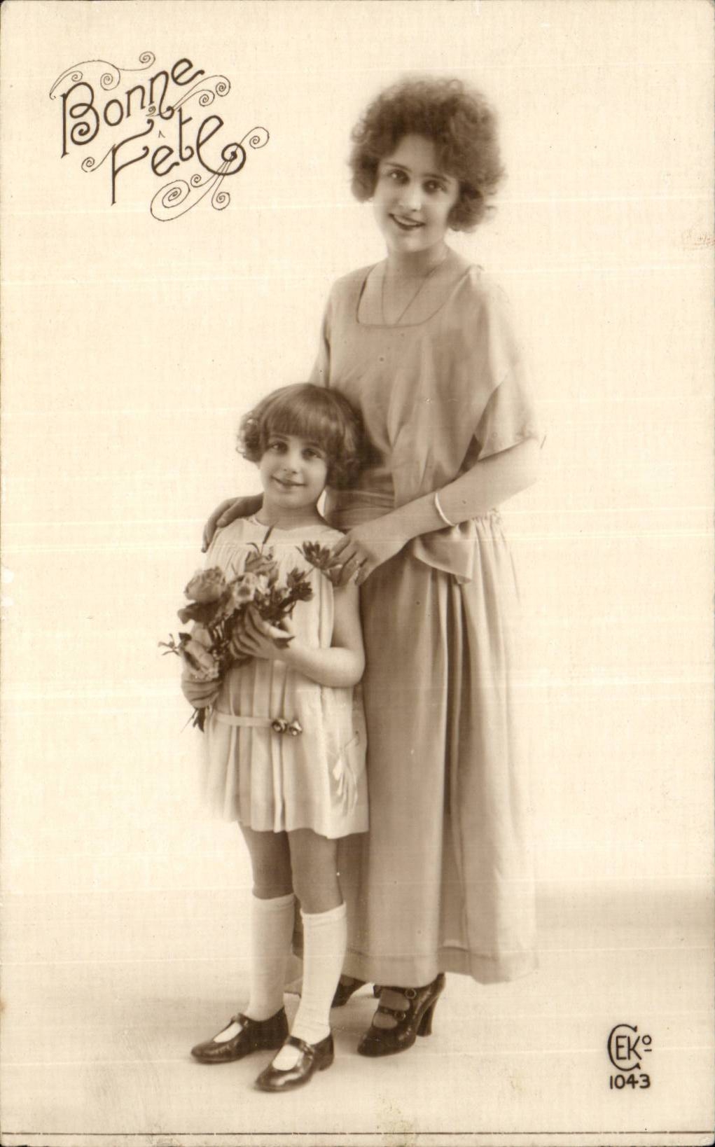 CPA Fantaisie Femme et enfant Bonne fete