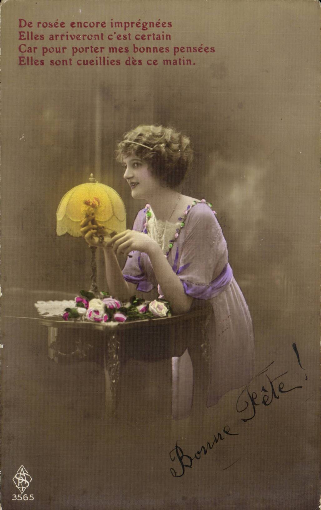 Femme en robe lilas tenant un chandelier — texte poétique et 'Bonne Fête !' — éditeur PS n°3565