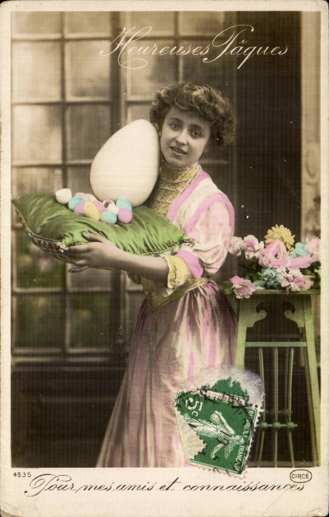 Fête des Pâques — jeune femme tenant un grand œuf et des œufs colorés — éditeur CIRCE, n° 4535