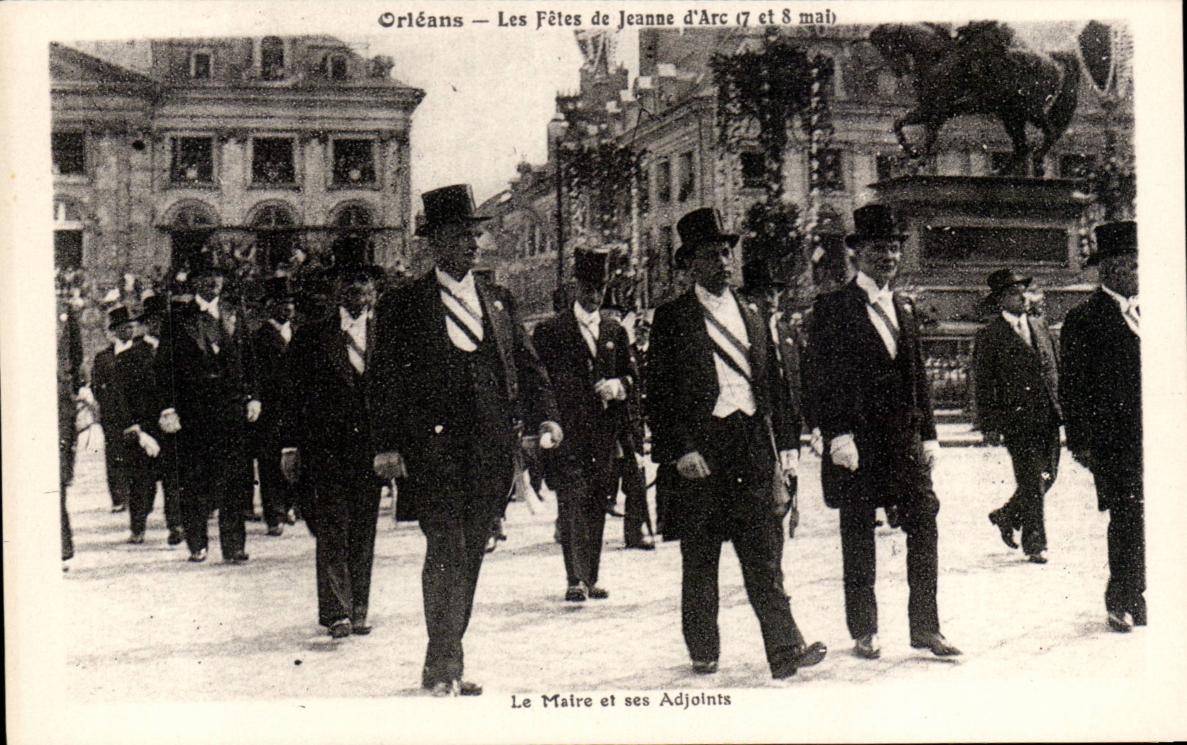 CPA Orleans les fetes de Jeanne d'arc 7 et 8 mai Le maire et les adjoints