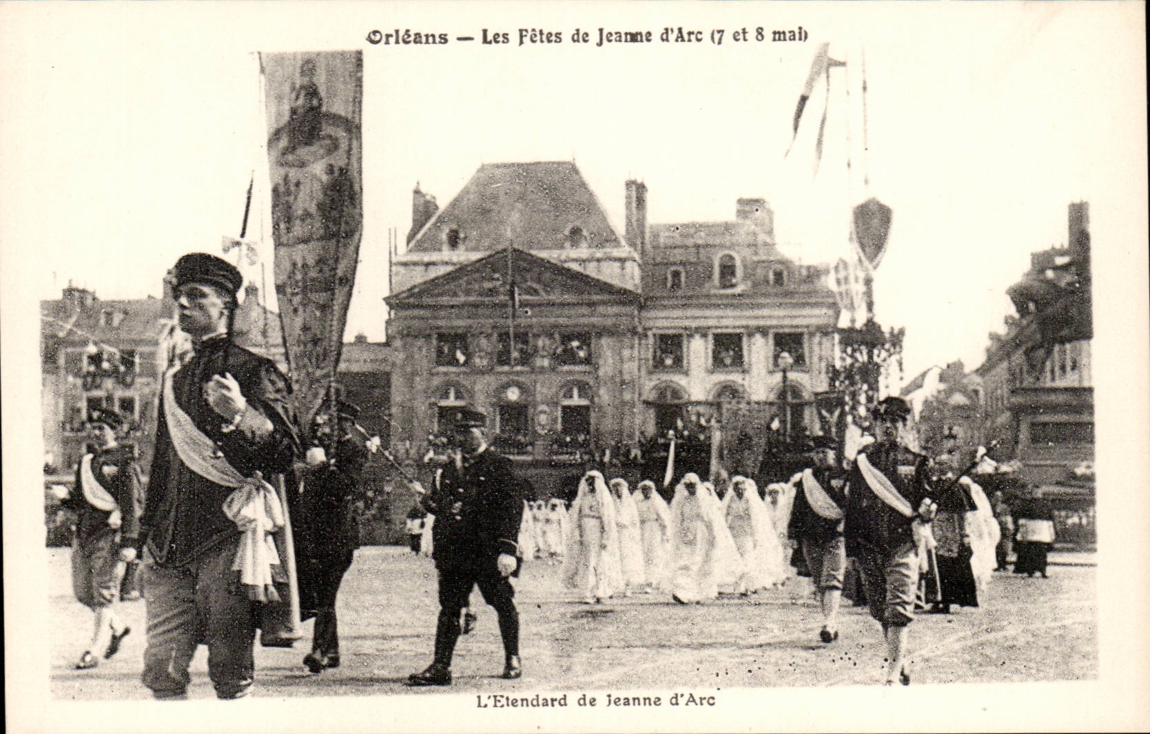 CPA Orleans les fetes de Jeanne d'arc 7 et 8 mai L'etendard de Jeanne d'arc