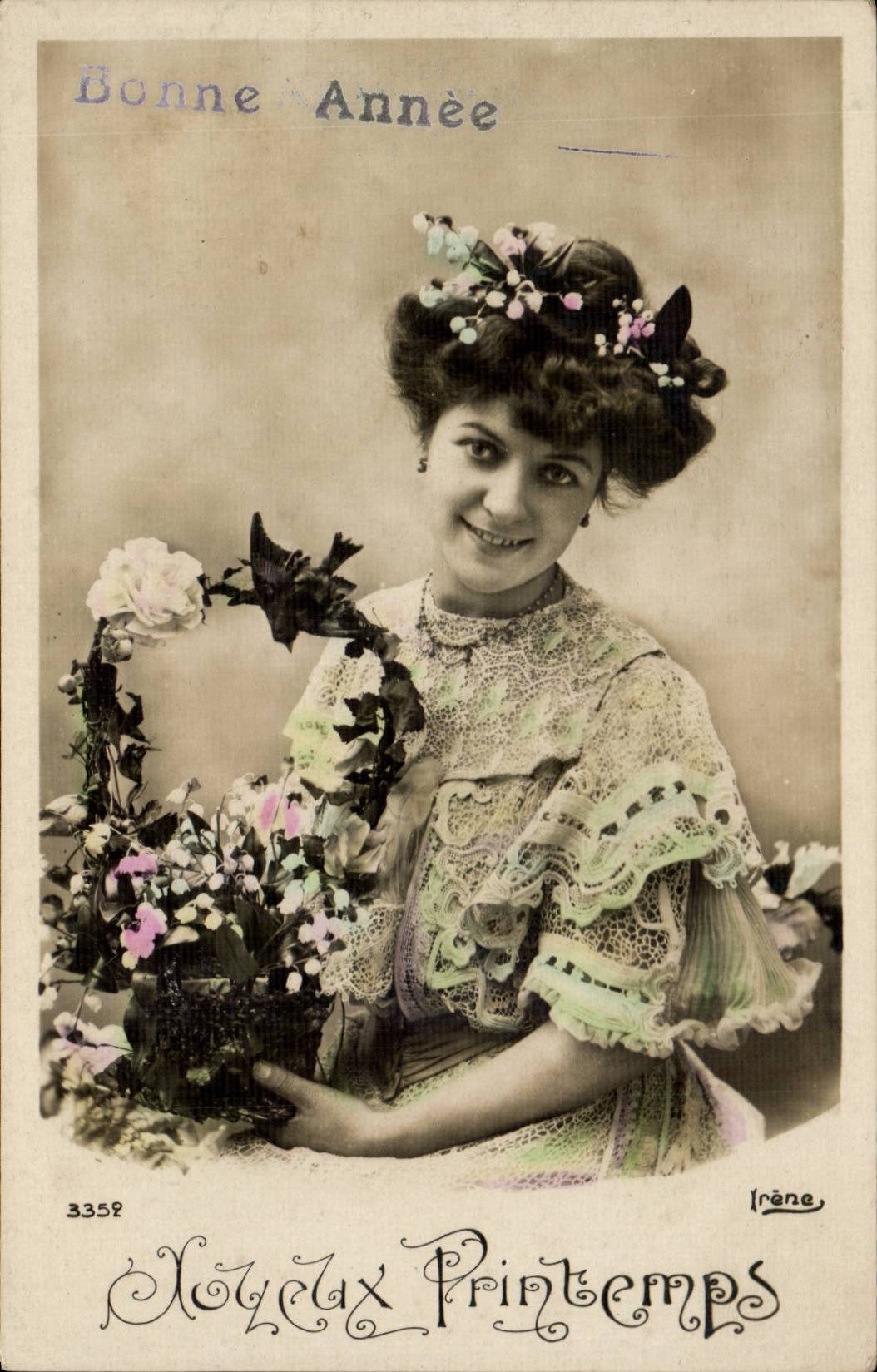 Femme en robe à dentelle tenant un panier de fleurs — Bonne Année, Nouveaux Printemps — Irène, n° 3358