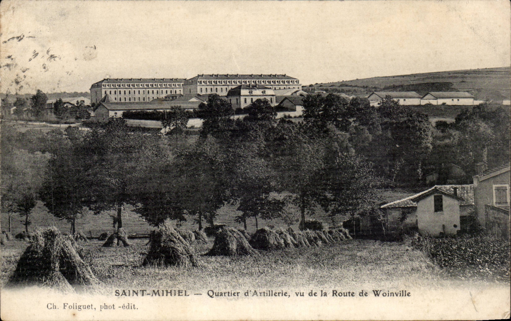 CPA Saint Mihiel Quartier d'artillerie vu de la route de Woinville