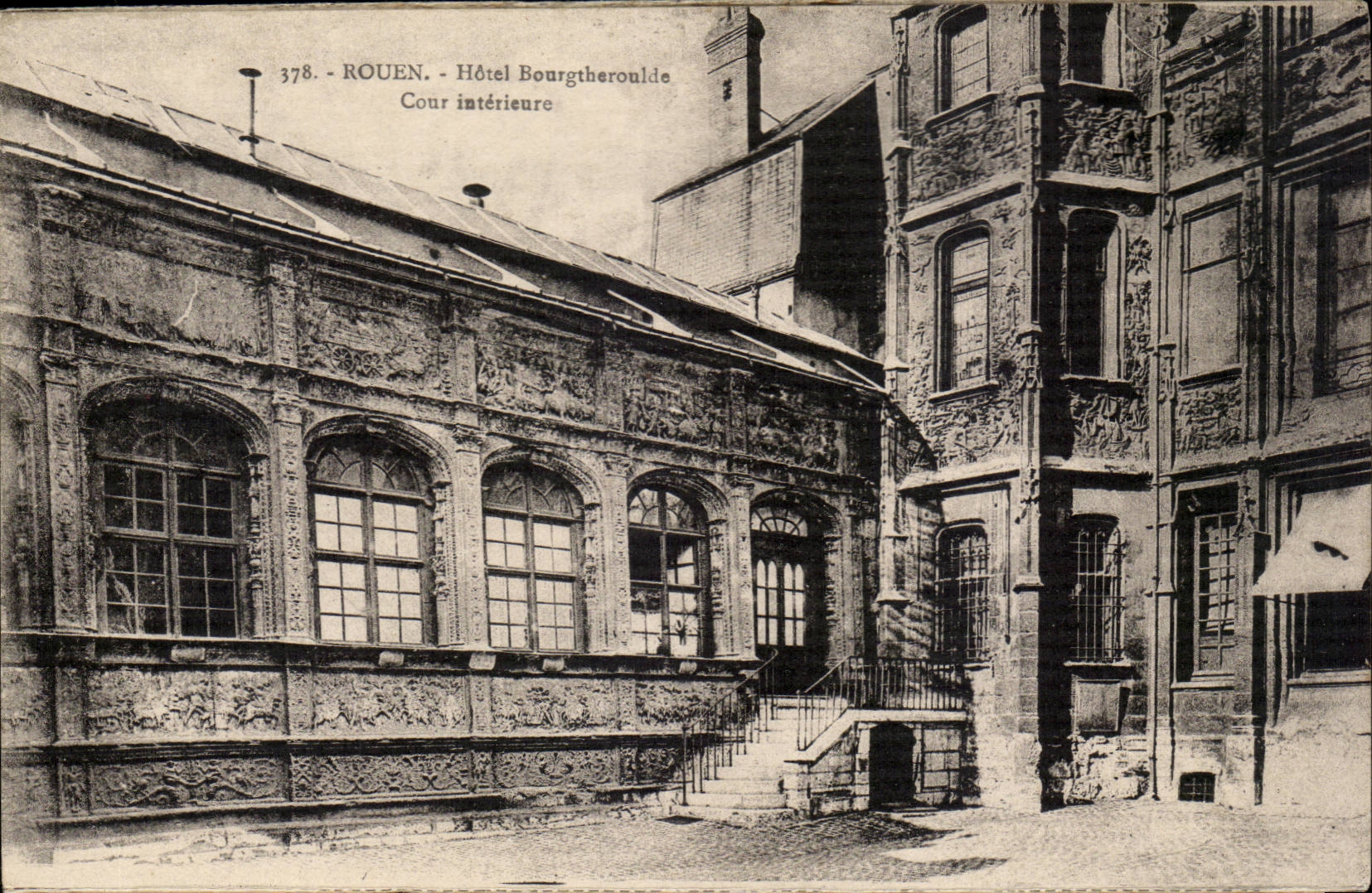 CPA Rouen Hotel Bourgtheroulde Cour interieure