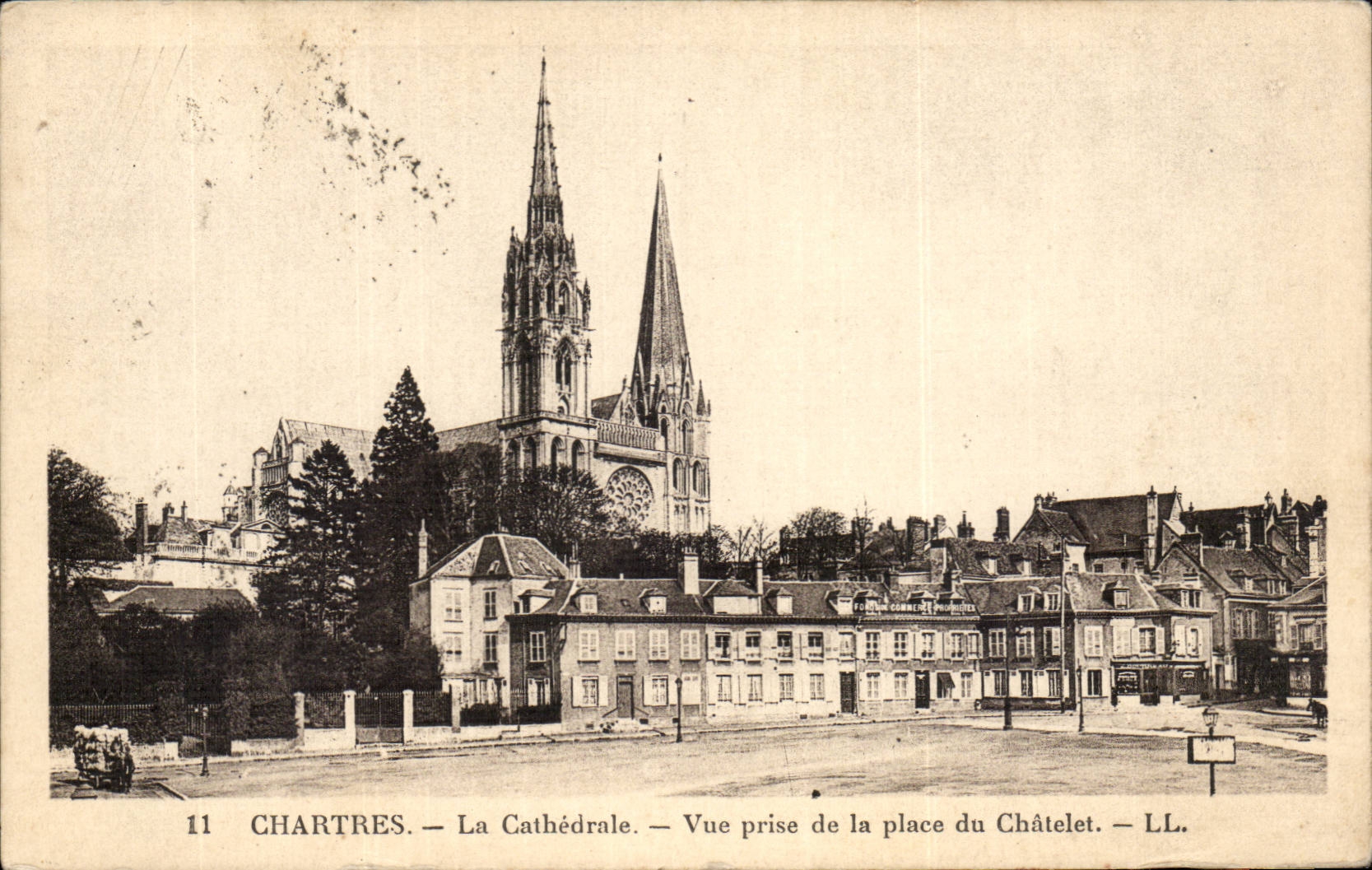 CPA Chartres Cathedrale Vue prise de la place du Chatelet