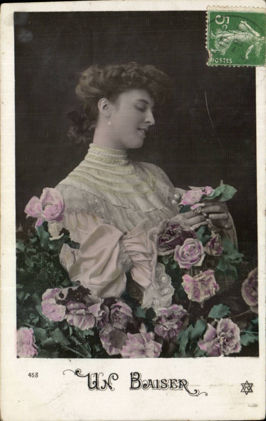 Frau mit Rosen — Serie 458 — U.M. Baiser
