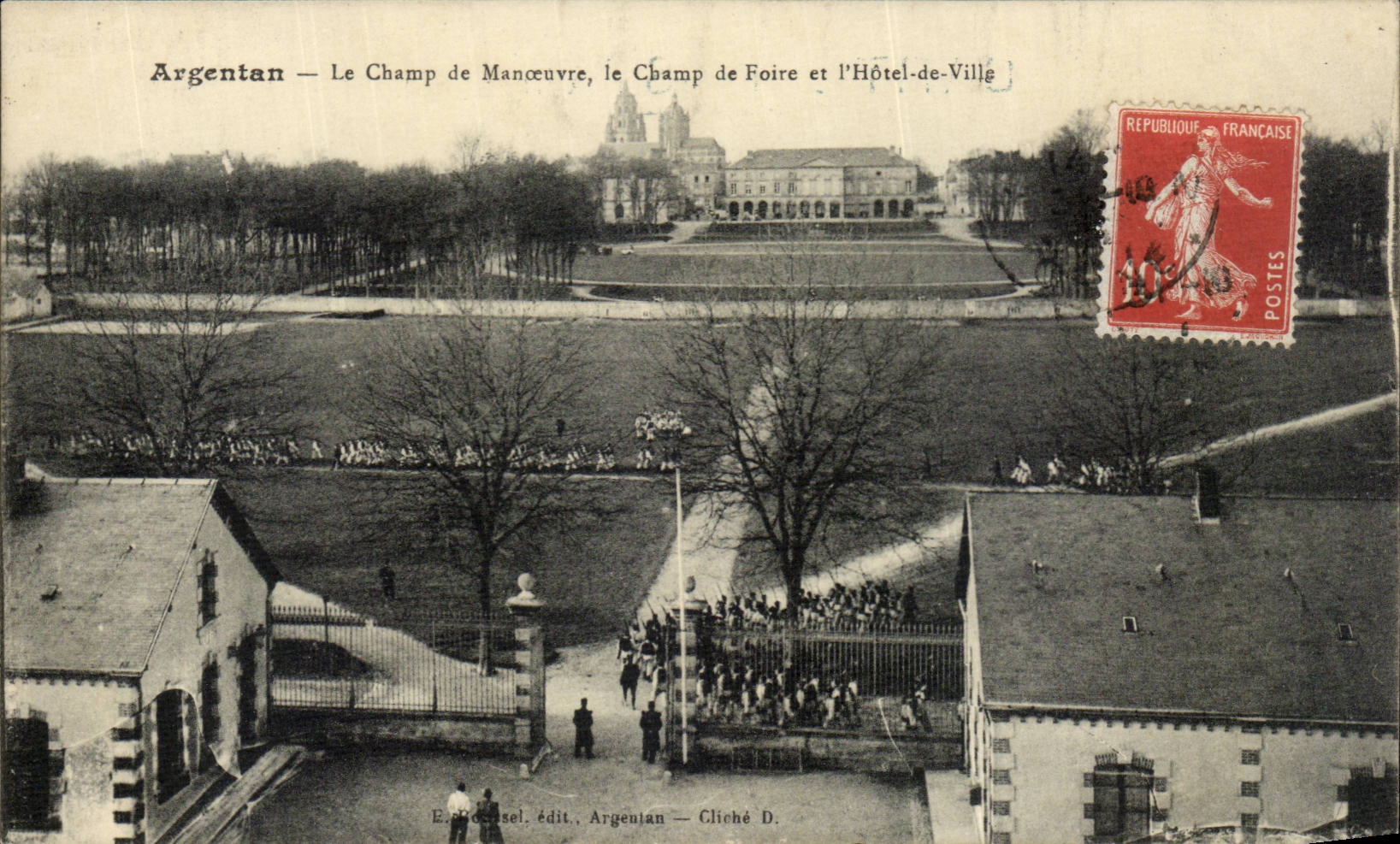 CPA Argentan Le champ de manoeuvre le champ de foire et l'hotel de ville