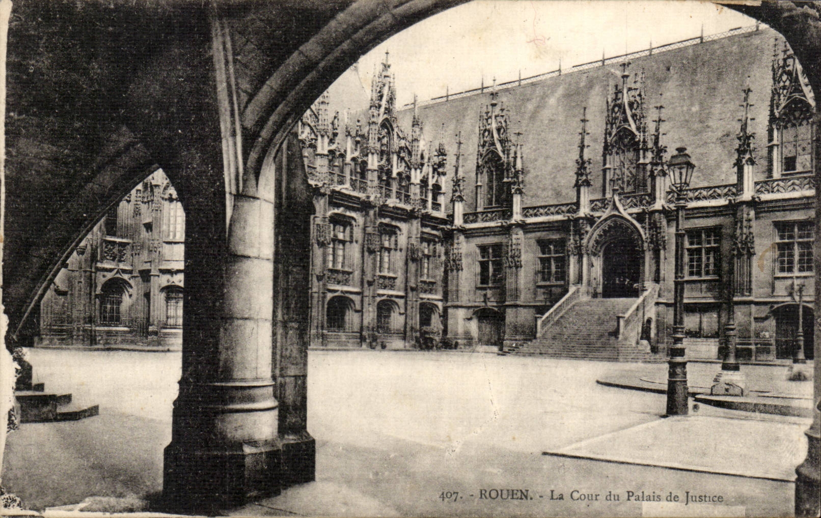 Rouen CPA La cour du palais de justice