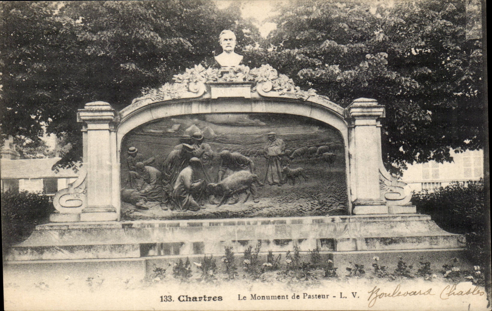 Chartres CPA Le monument Pasteur