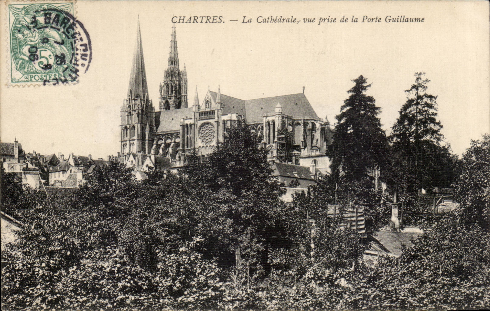 Chartres CPA La cathedrale Vue prise de la porte Guillaume