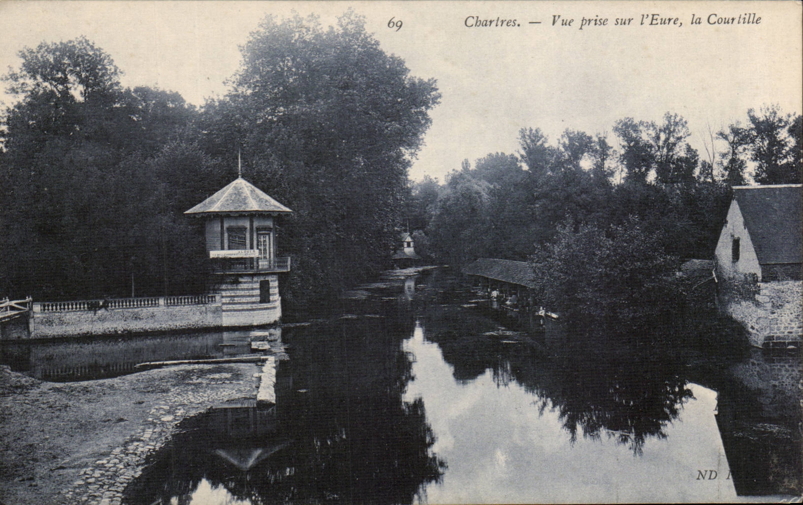 Chartres CPA Vue prise sur l'Eure la Courtille