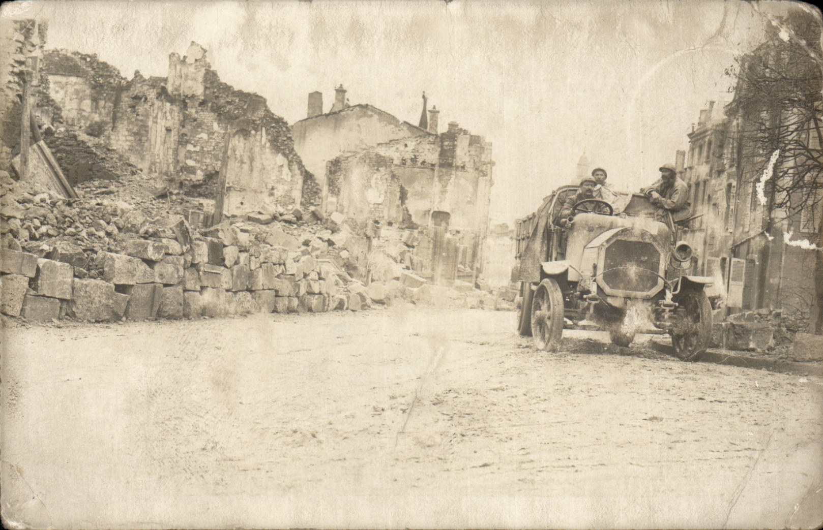 CPA CARTE PHOTO Vehicule militaire dans les ruines ( non localisee ) Militaria 