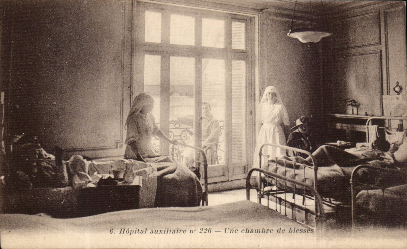 CPA Hopital militaire auxiliaire Une chambre de blesses Militaria