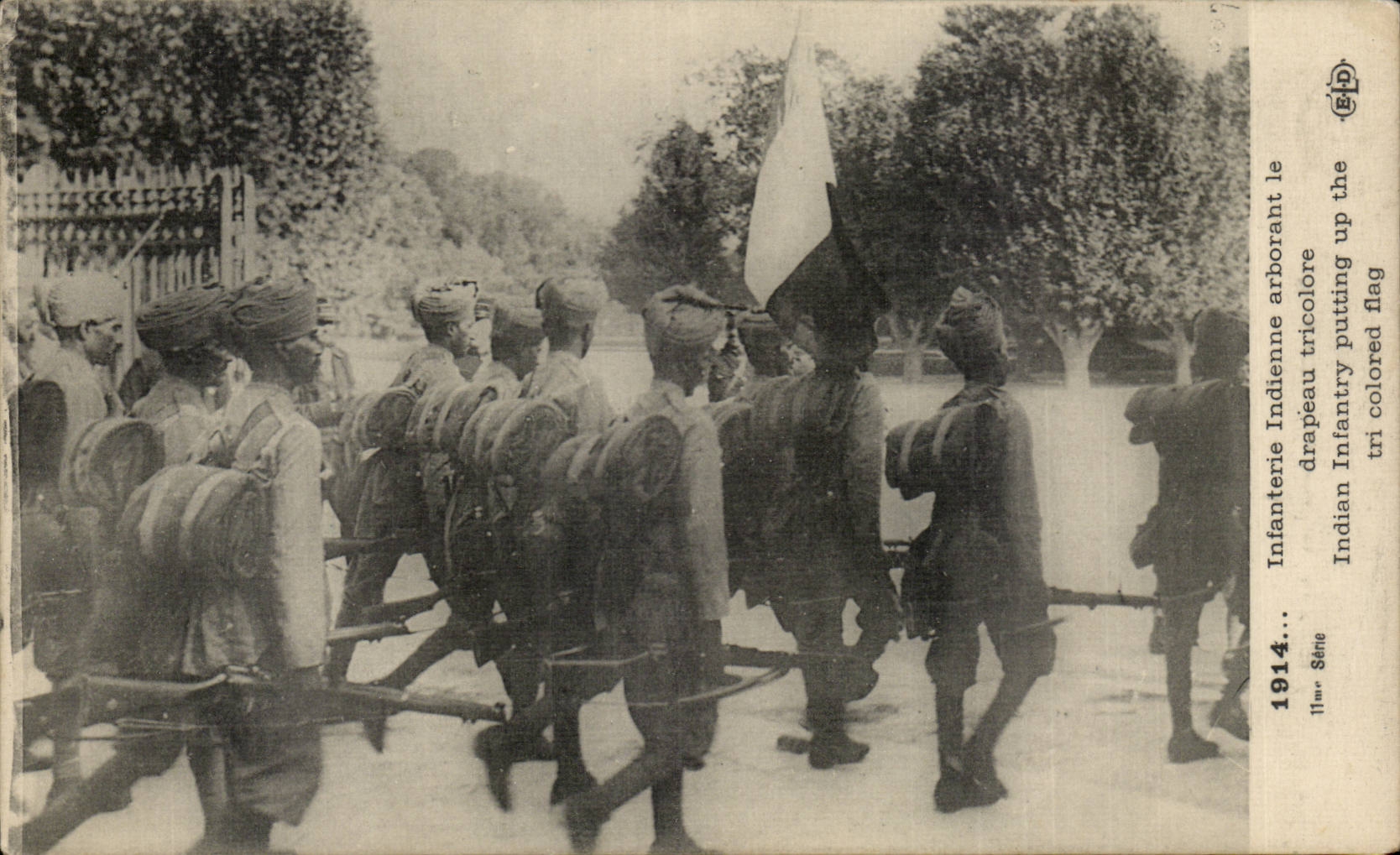 CPA Infanterie indienne arborant le drapeau tricolore Militaria Inde india