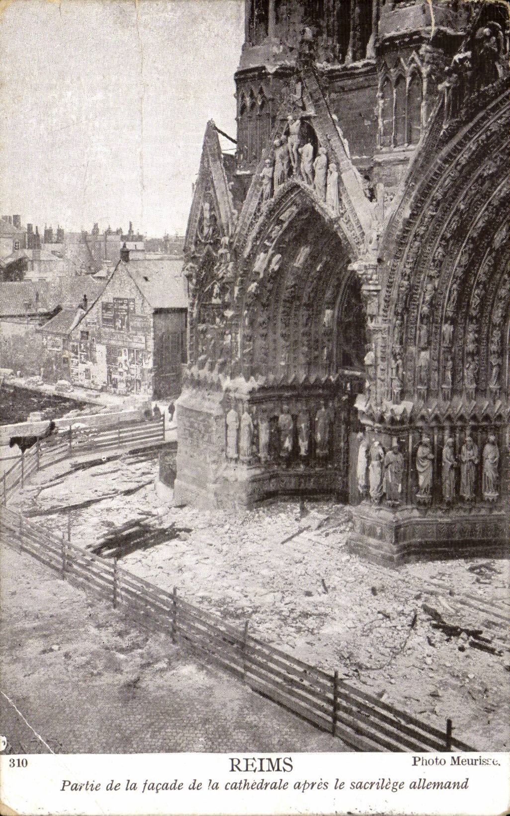 CPA Reims Partie de la facade de la cathedrale apres le sacrilege allemand