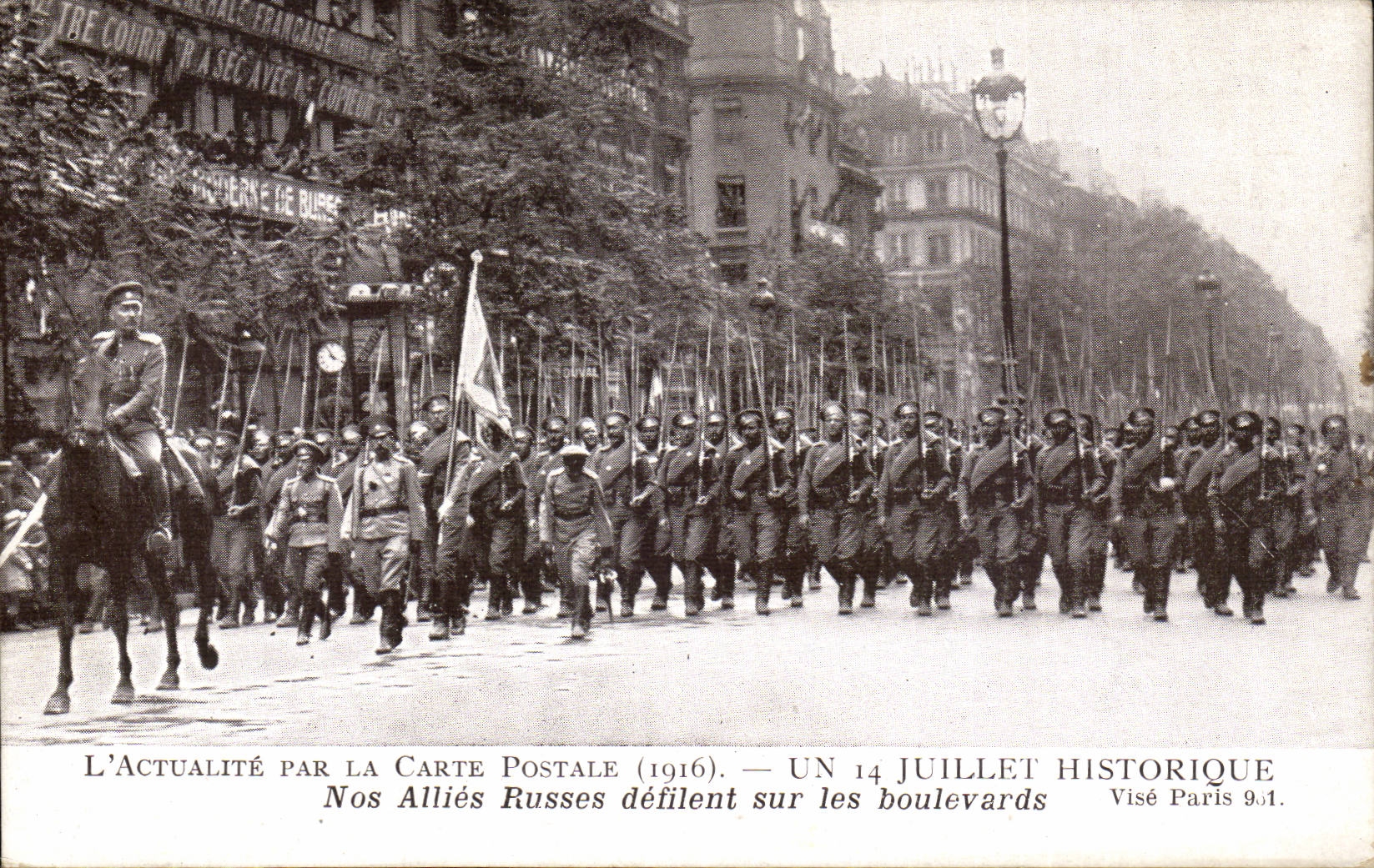 Nos Alliés Russes défilent sur les boulevards — L'Actualité par la Carte Postale (1916) — Visé Paris 9.01
