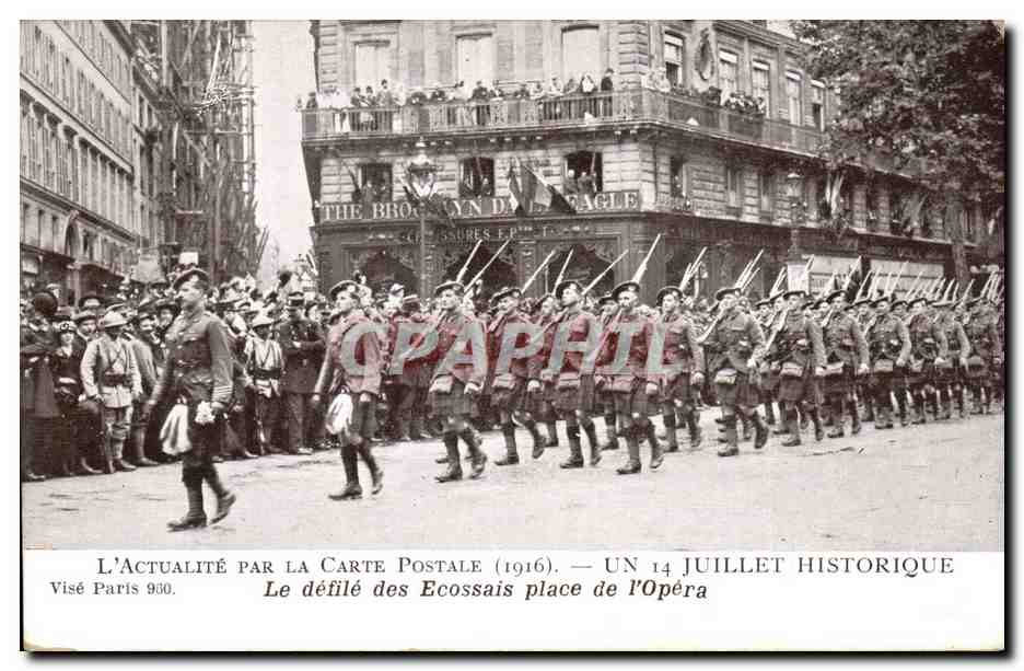 CPA 14 juillet le defile des Ecossais place de l'Opera Paris Militaria Scottish troopes Ecosse Scotland
