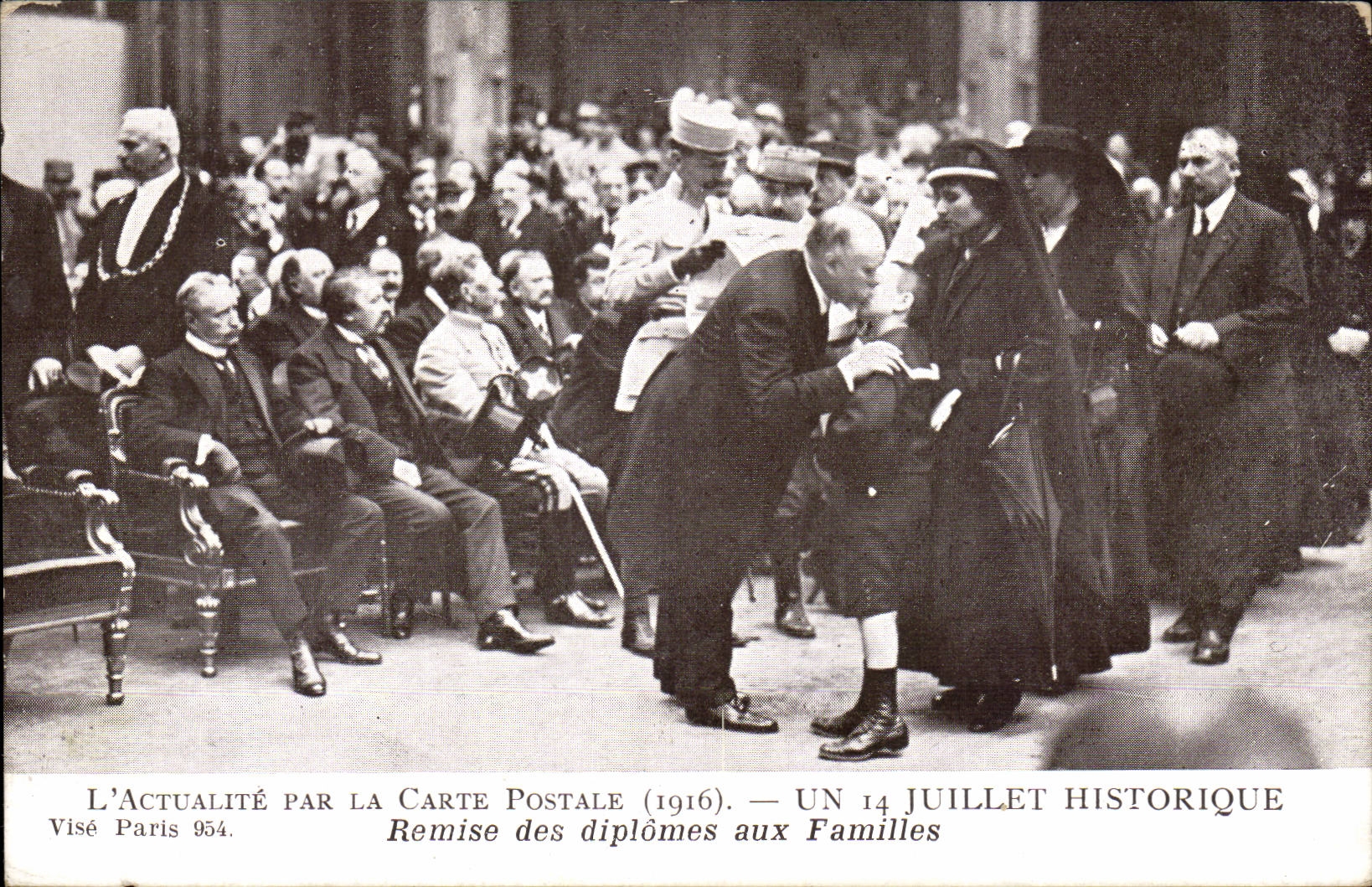 Remise des diplômes aux familles — UN 14 JUILLET HISTORIQUE — L'Actualité par la Carte Postale (1916) — Visé Paris 954