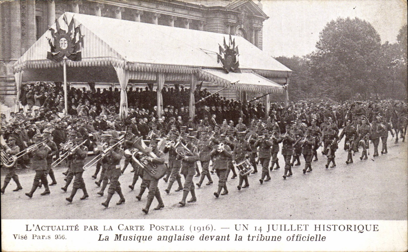 CPA 14 juillet La musique anglaise devant la tribune officielle Paris Militaria 