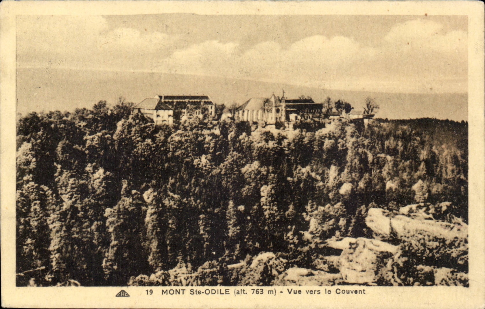 Mont Ste-Odile (Höhe 763 m) — Blick zum Kloster — Verlag A.P.C. Nr. 19