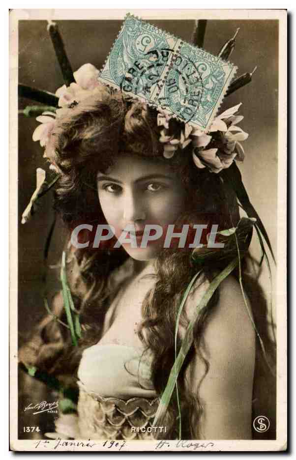 Jeune femme en couronne de fleurs — photo de studio — Paul Ricotti, Paris, n°1374
