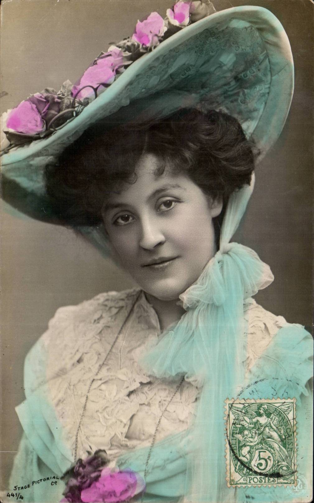 Femme en chapeau orné de fleurs — Stage Pictorial Co, n° 441/4 — timbre 5¢