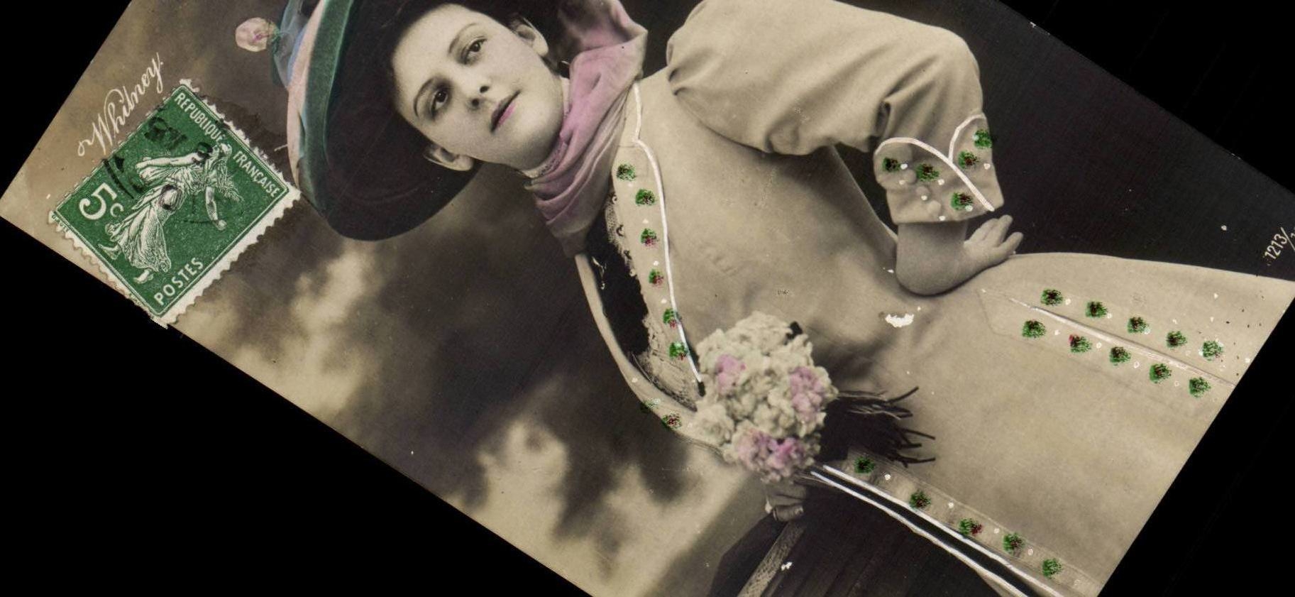 Junge Frau im eleganten Kleid — mit Blumenstrauß — Verlag Whildney
