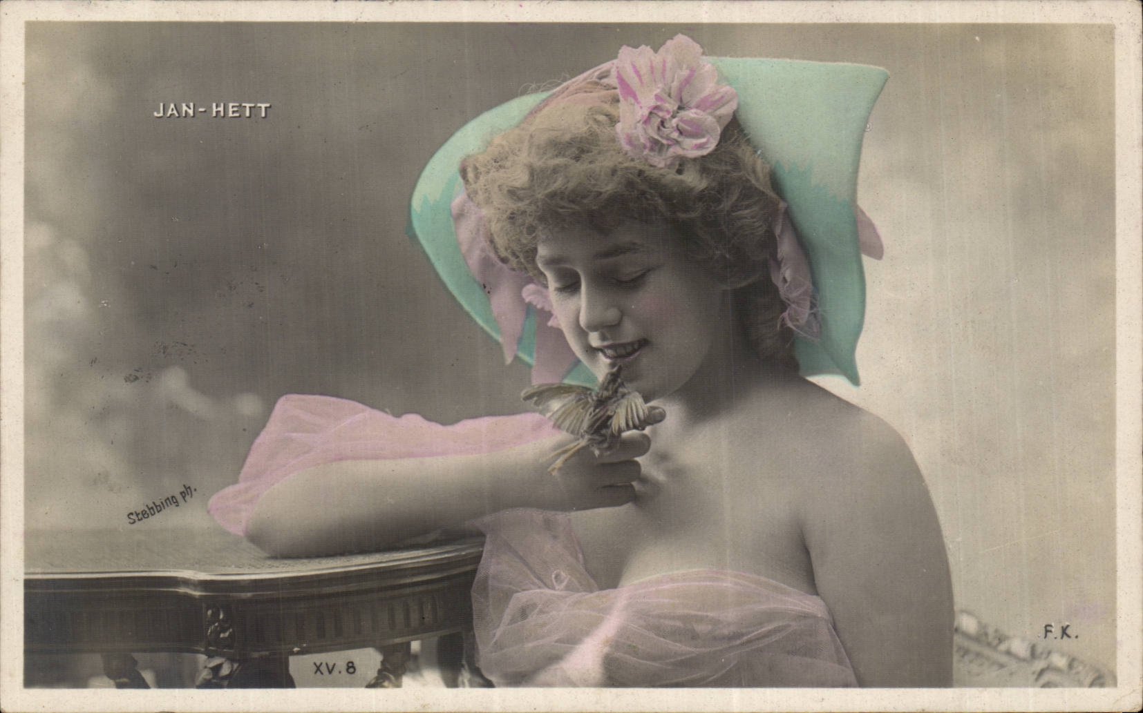 Jeune femme avec oiseau — Jan-Hett, photographie de Stebbbing — n° XV.8