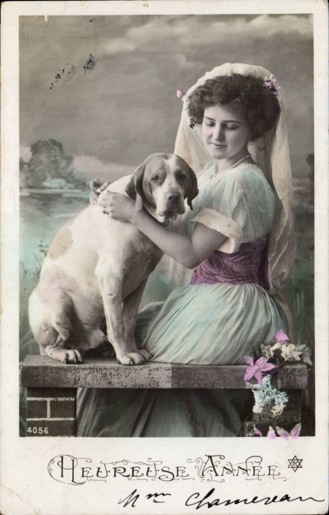 Jeune femme en robe de mariée avec chien — Heureuse Anneel, n°4056