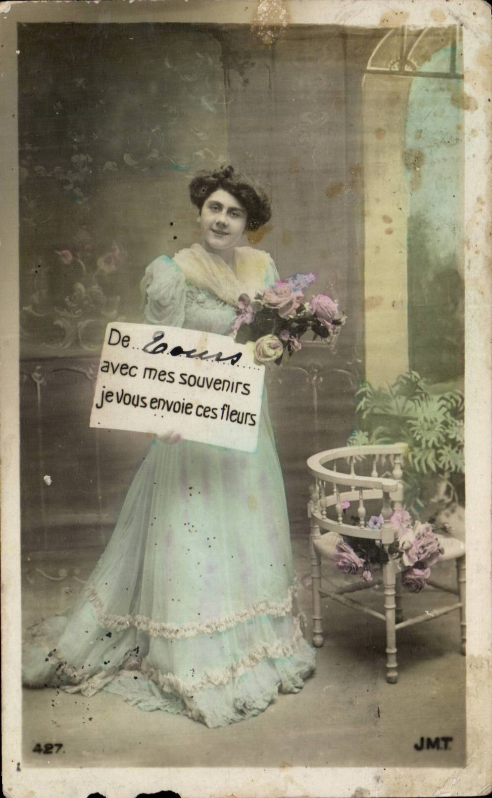 CPA Fantaisie Femme De Tours avec mes souvenirs je vous envoie ces fleurs