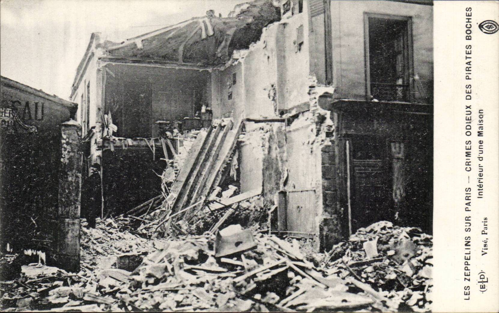 CPA Les zeppelins sur Paris Crimes odieux des pirates boches Interieur d'une maison Militaria 