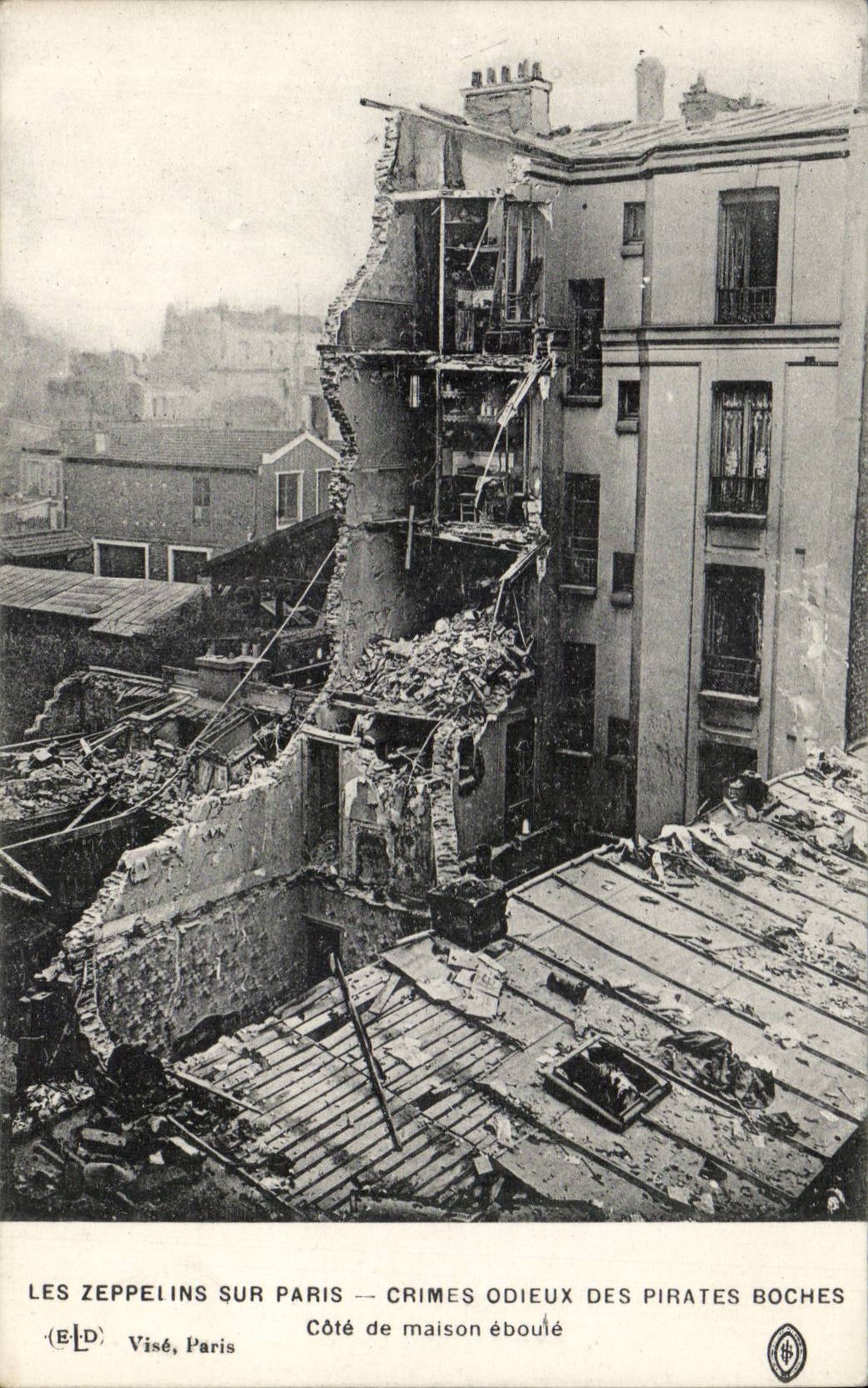 CPA Les zeppelins sur Paris Crimes odieux des pirates boches Cote de maison eboulee