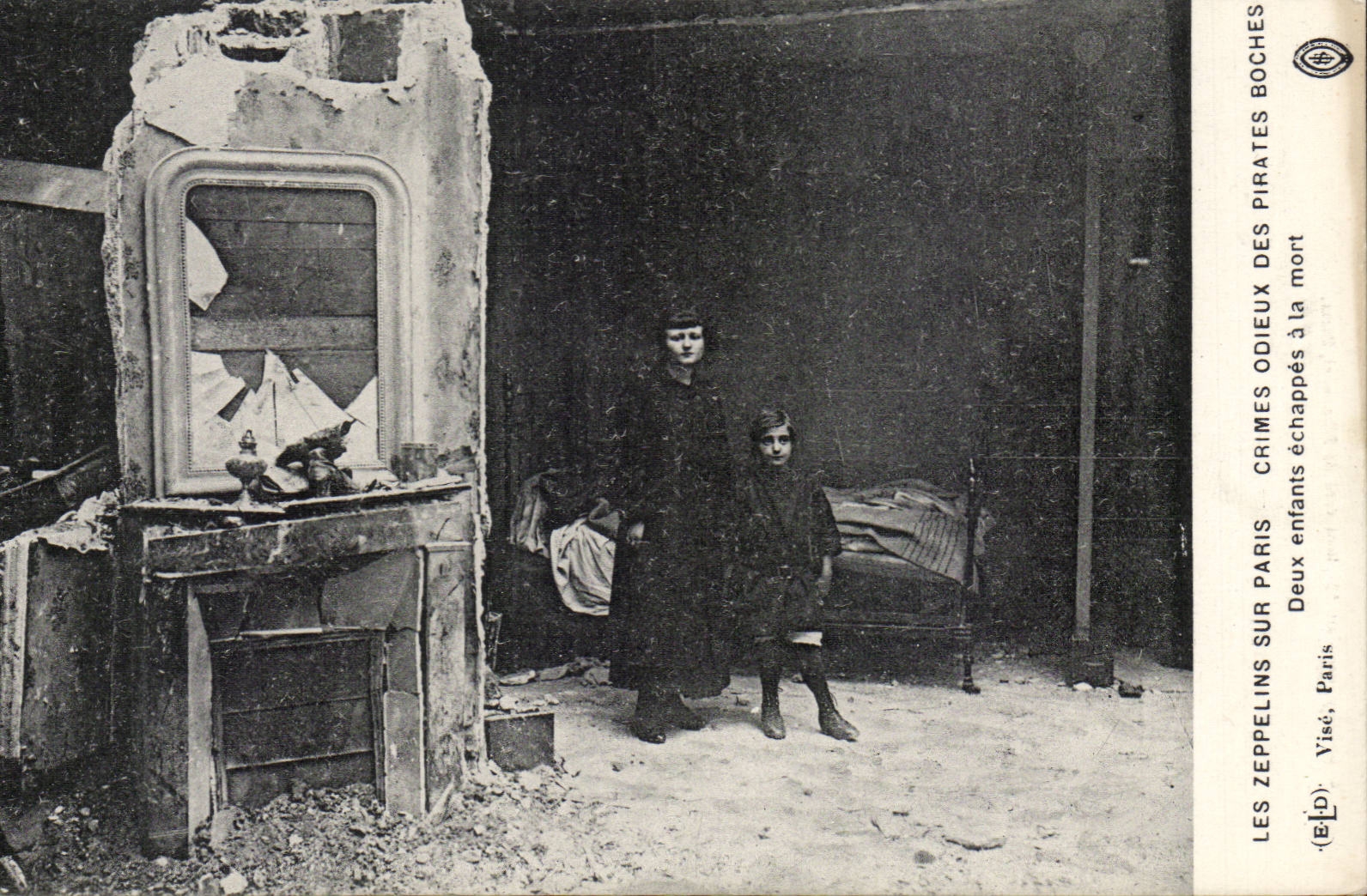 CPA Les zeppelins sur Paris Crimes odieux des pirates boches Deux enfants echappes a la mort