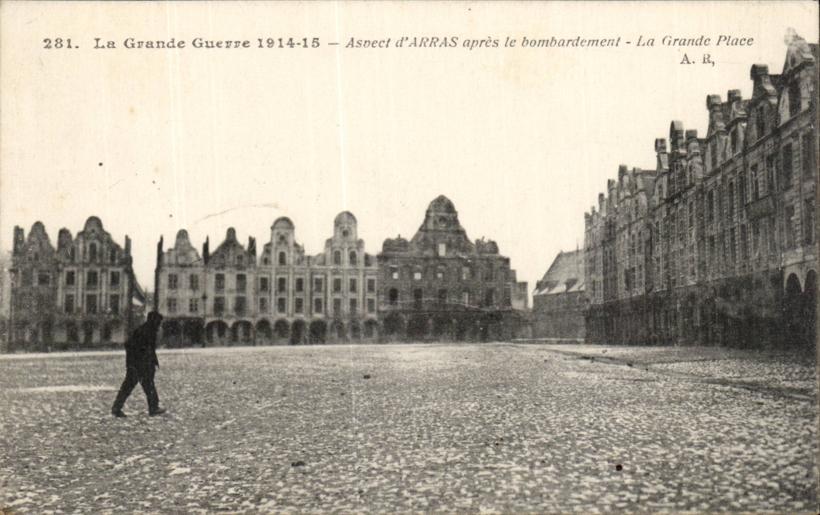 CPA Aspect d'Arras apres le bombardement La grande place