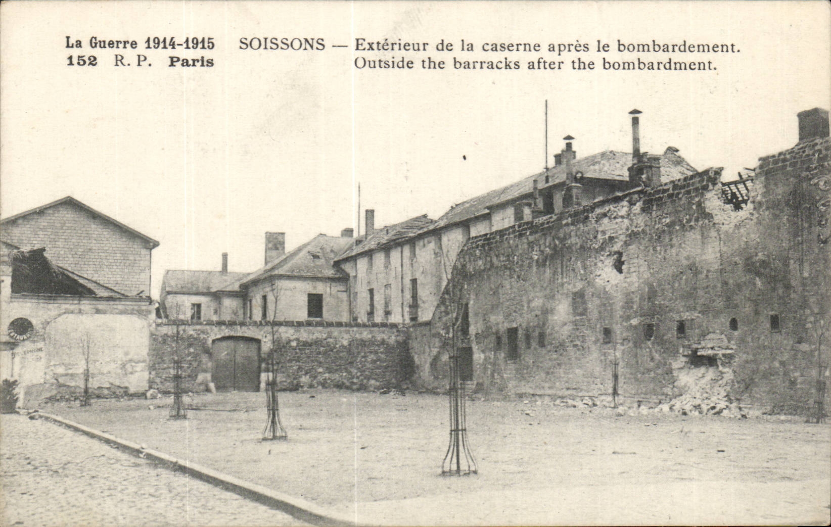Soissons — Exterieur de la caserne après le bombardement — R.P. Paris n°152
