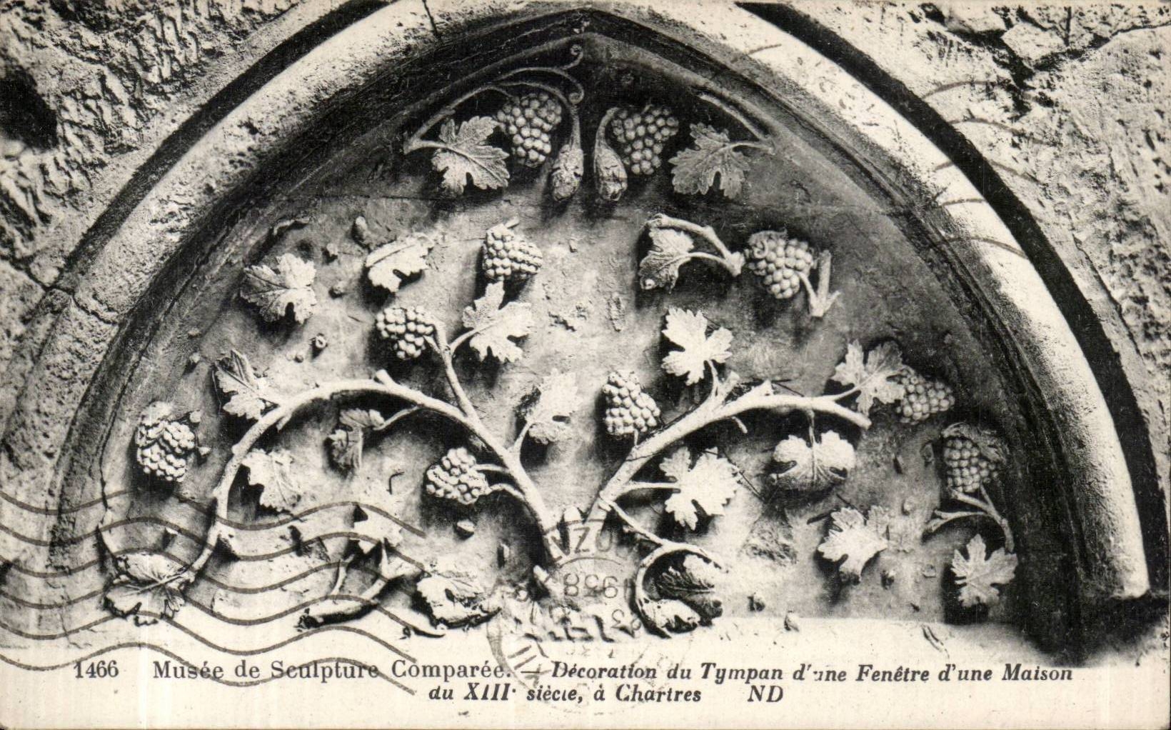 CPA Chartres Musee de sculpture comparee Decoration du tympan d'une fenetre d'une maison du 13eme 