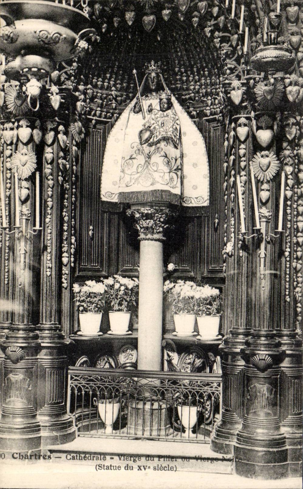 Chartres — Cathédrale — Vierge du Pitié ou Vierge Noire (Statue du XV° siècle)