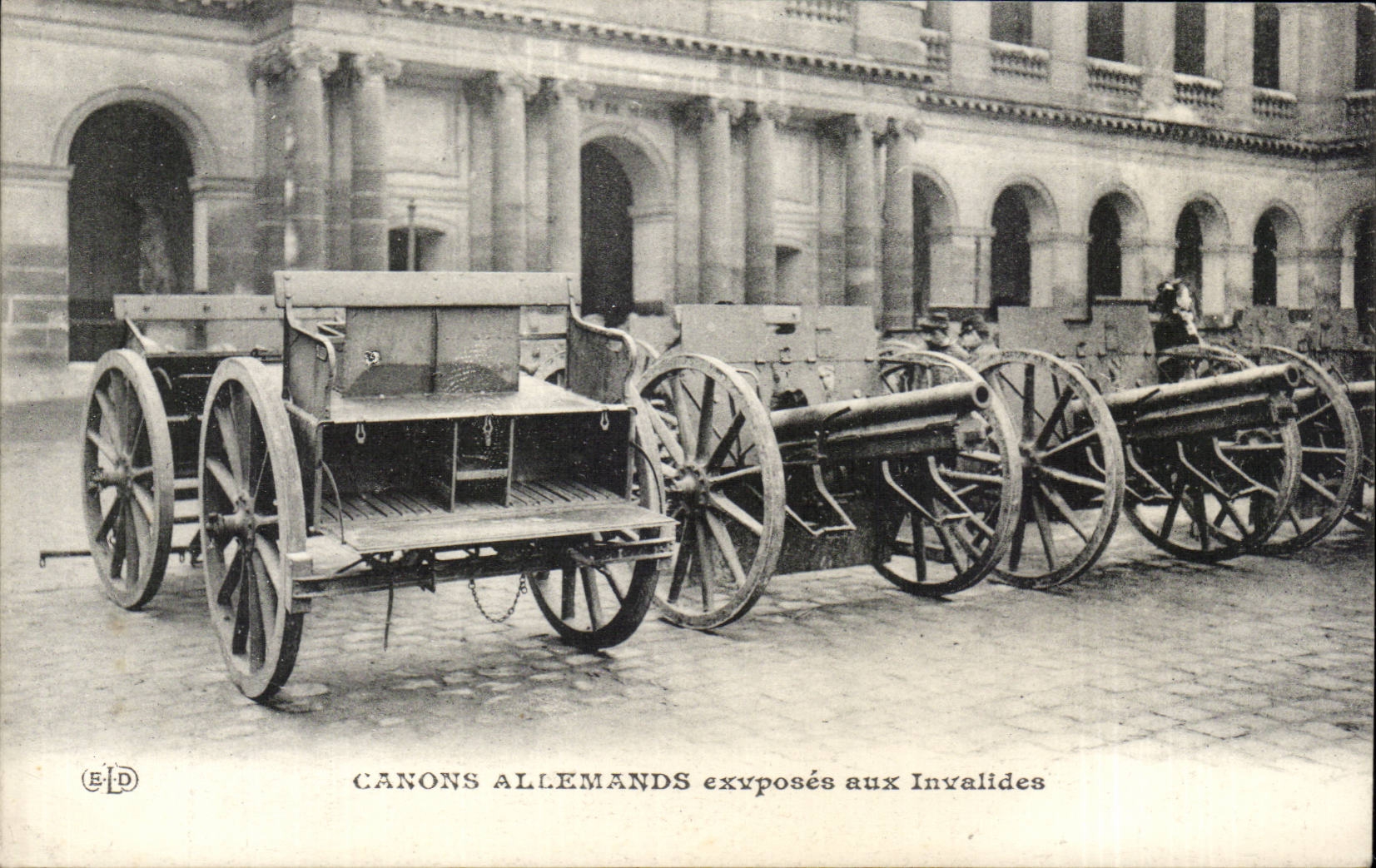 CPA Canons allemands exposes aux Invalides paris Militaria