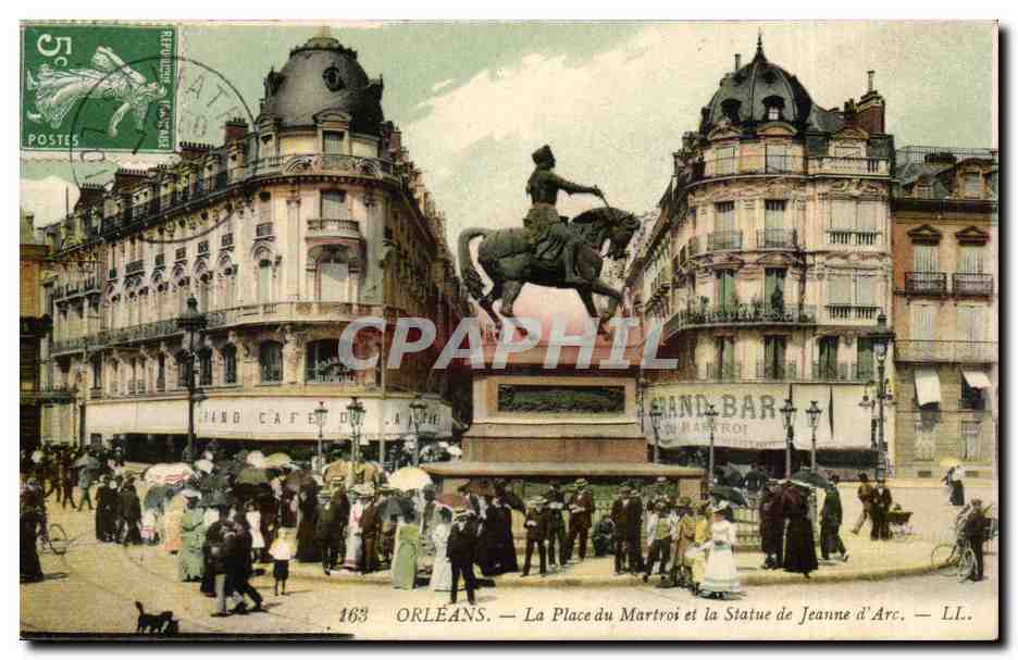 CPA Orleans La place du Martroi et la statue de Jeanne d'arc