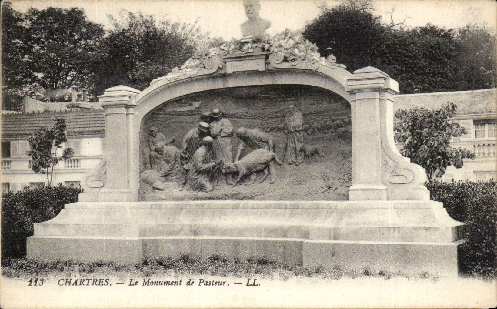 Chartres CPA Le monument de Pasteur