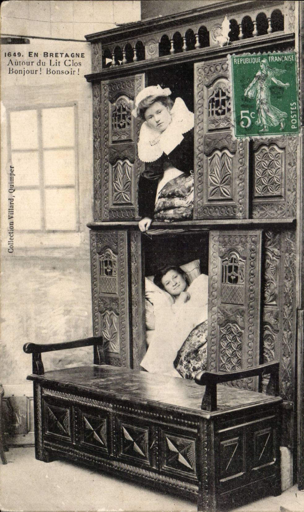 CPA Fantaisie En Bretagne Autour du lit clos Folklore Costume