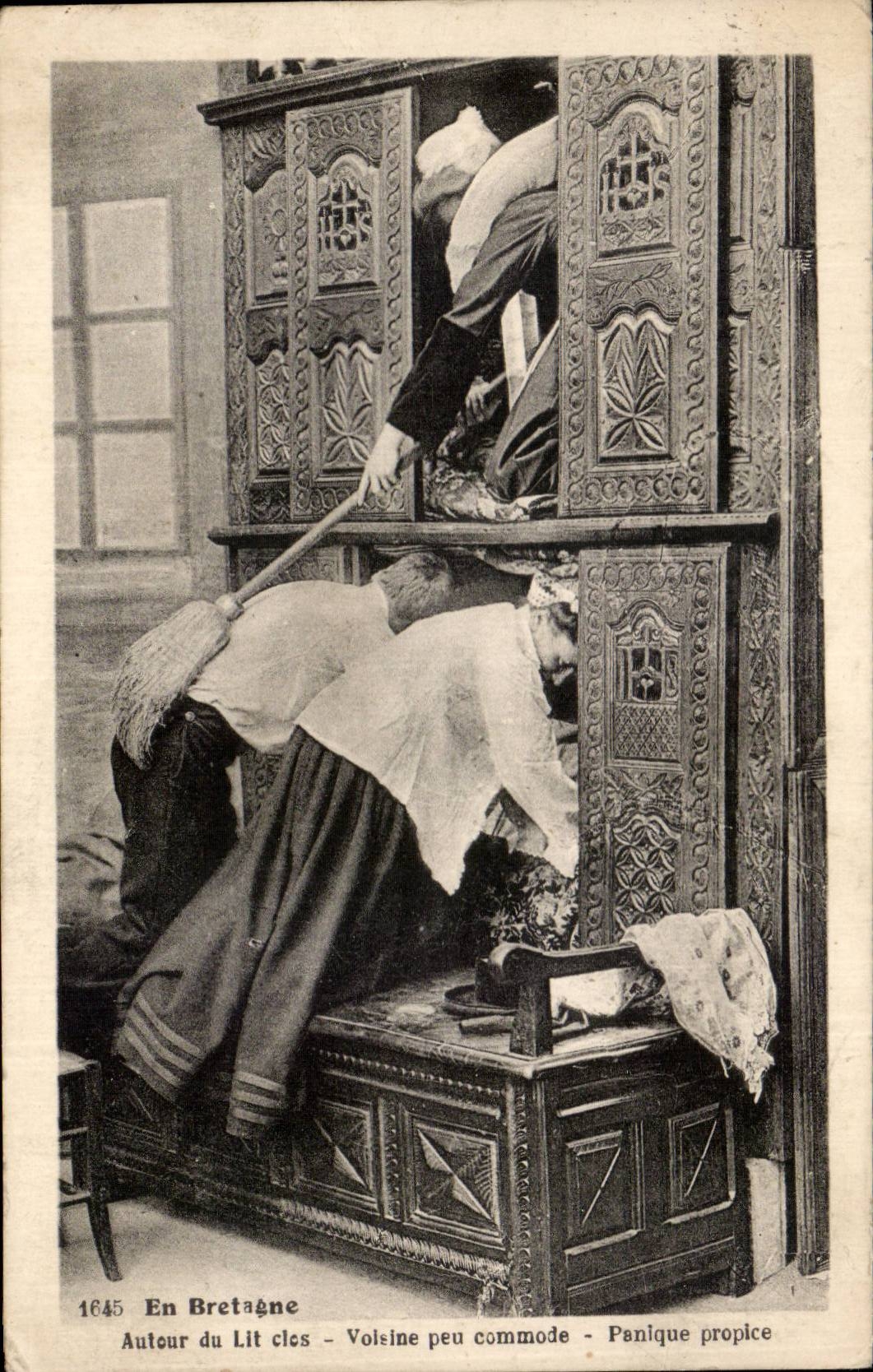 CPA Fantaisie En Bretagne Lits clos et berceaux Folklore Costume